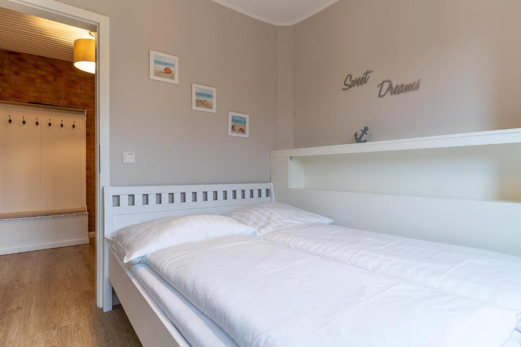Postel nebo postele na pokoji v ubytování Haus Rückenwind Appartement 1 Rückenwind - Ording