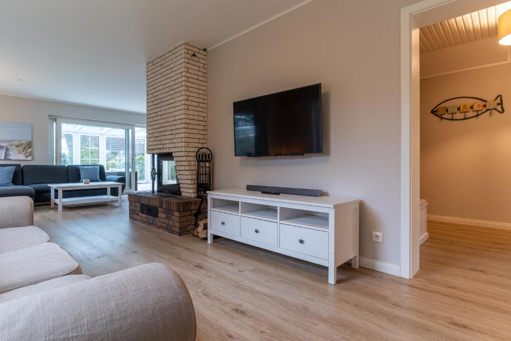 TV a/nebo společenská místnost v ubytování Haus Rückenwind Appartement 1 Rückenwind - Ording