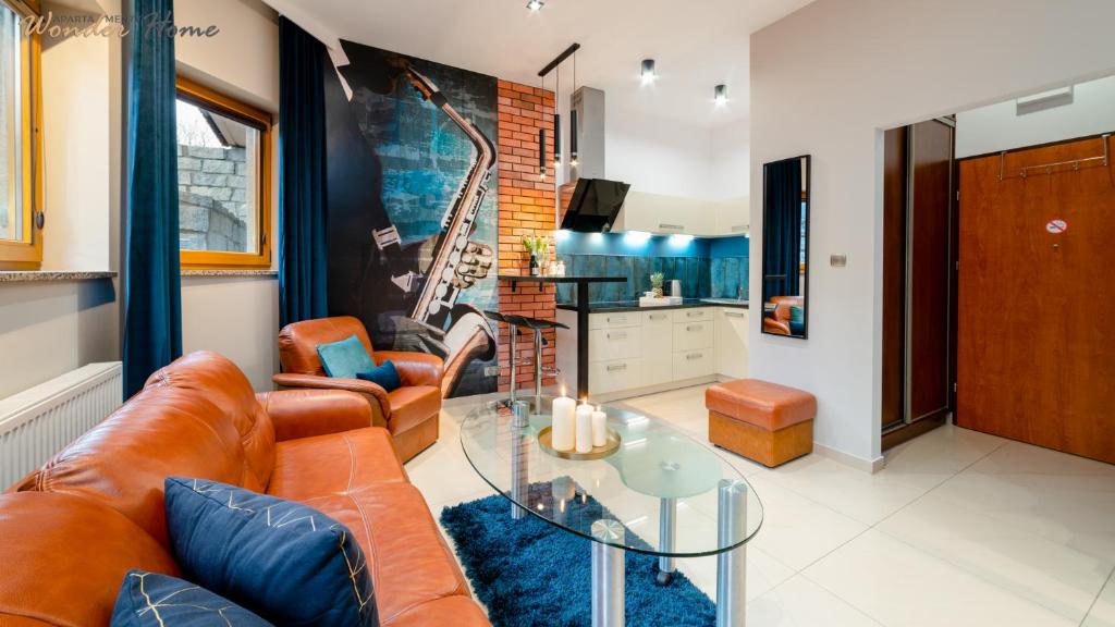 a living room with orange leather furniture and a glass table at Wonder Home - Apartamenty w przyziemiu z widokiem na Śnieżkę - cicha okolica in Karpacz