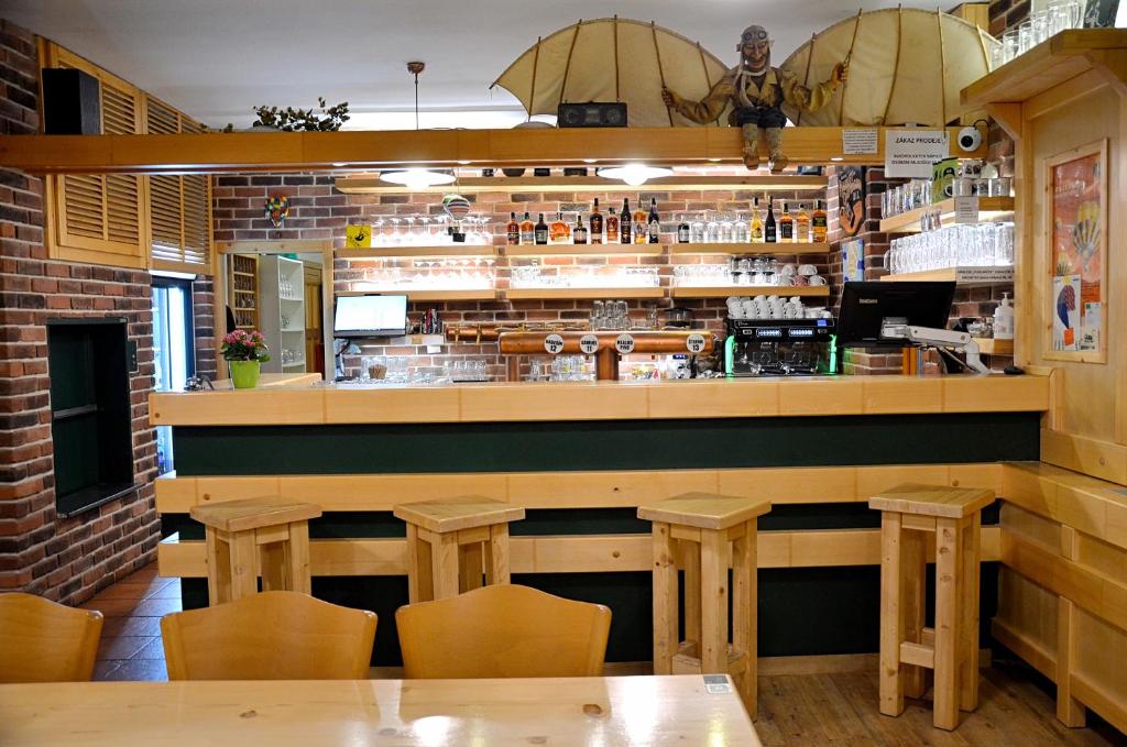 Lounge nebo bar v ubytování Balónový hotel a pivovar Radešín