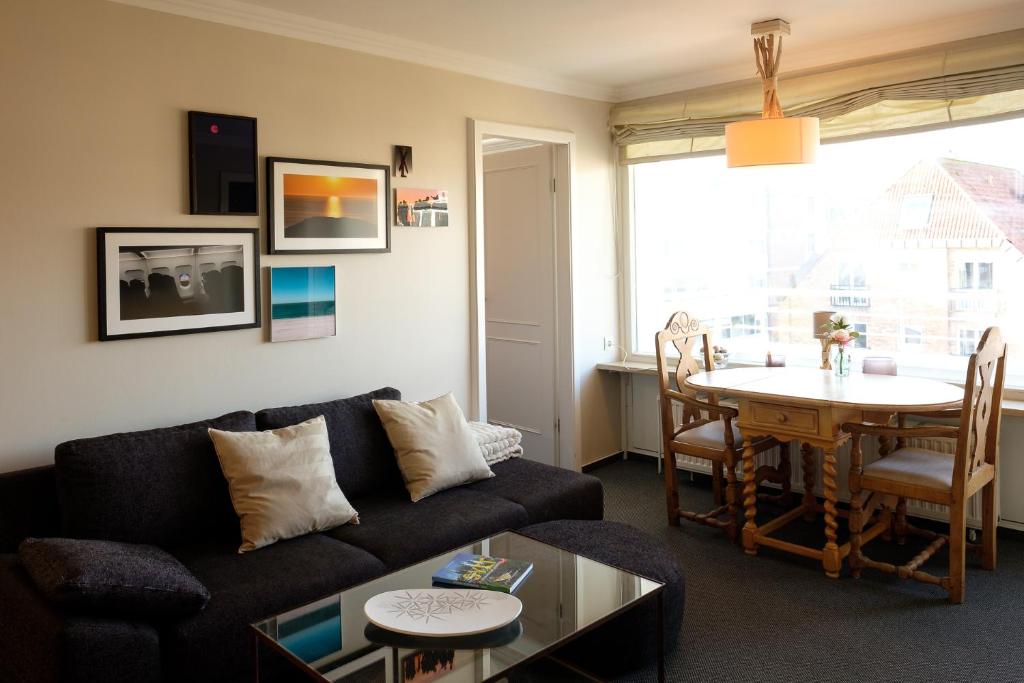 een woonkamer met een bank en een tafel bij Sola Bona 24 in Westerland