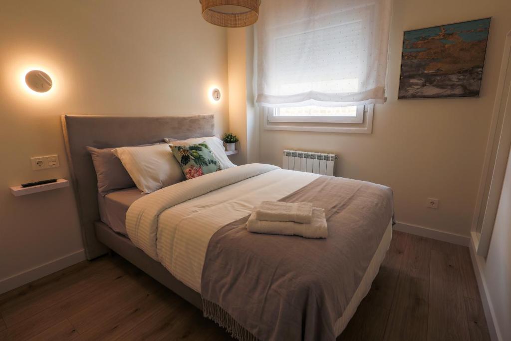 Postel nebo postele na pokoji v ubytování APARTAMENTOS LOS QUESEROS