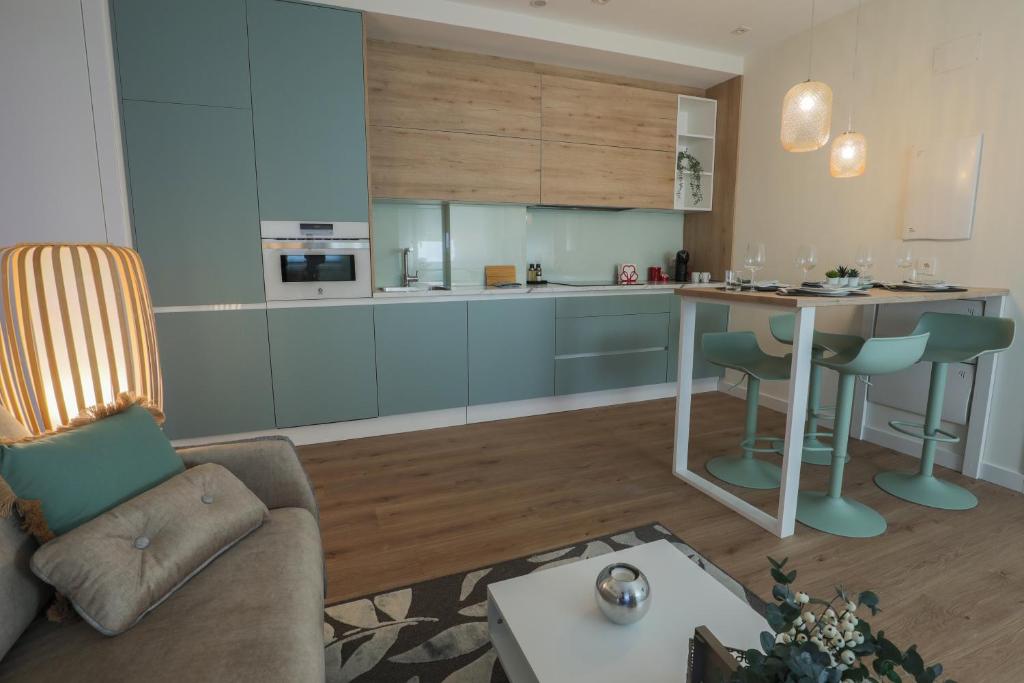 Kuchyň nebo kuchyňský kout v ubytování APARTAMENTOS LOS QUESEROS