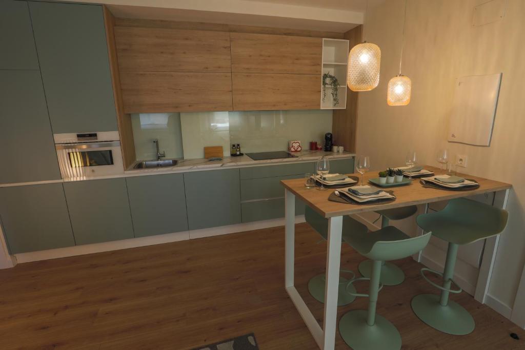 Kuchyň nebo kuchyňský kout v ubytování APARTAMENTOS LOS QUESEROS