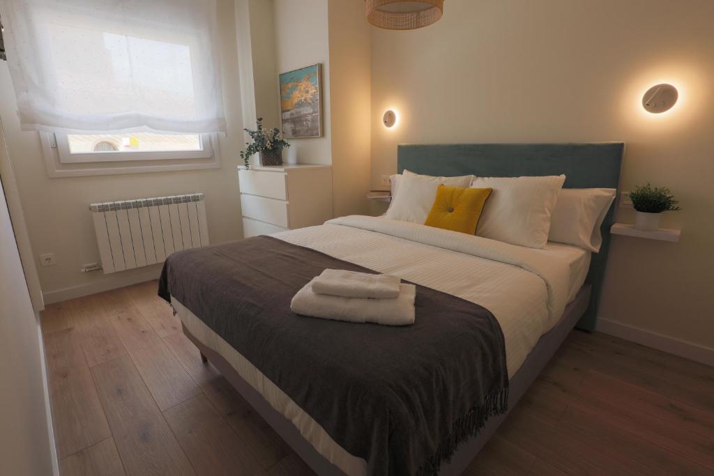Postel nebo postele na pokoji v ubytování APARTAMENTOS LOS QUESEROS