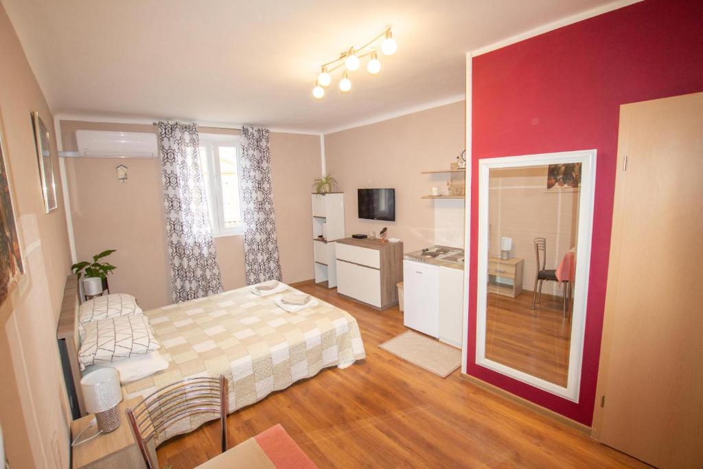 1 dormitorio con 1 cama y cocina. en Guest House Barocco en Rovinj
