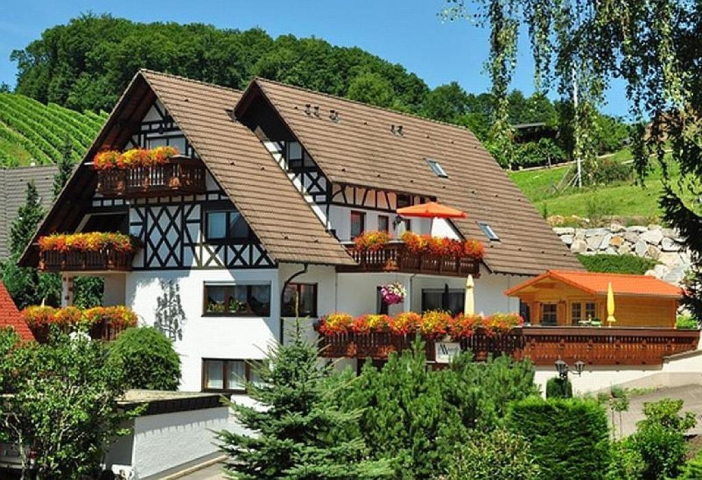 ein Haus mit Blumenkästen auf der Vorderseite in der Unterkunft Haus Bachmatt in Sasbachwalden