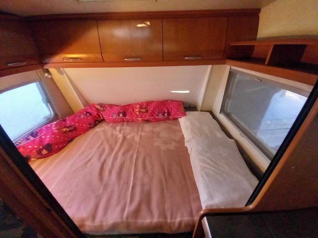 Postel nebo postele na pokoji v ubytování Caravan near the sea 6
