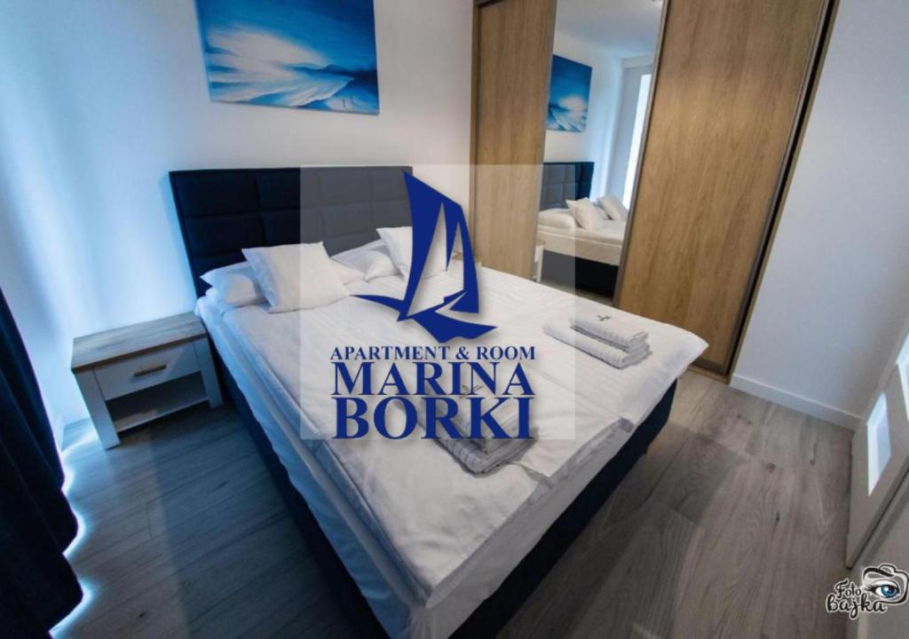 Posteľ alebo postele v izbe v ubytovaní Apartment & Room MARINA BORKI - Apartamenty RÓŻA WIATRÓW