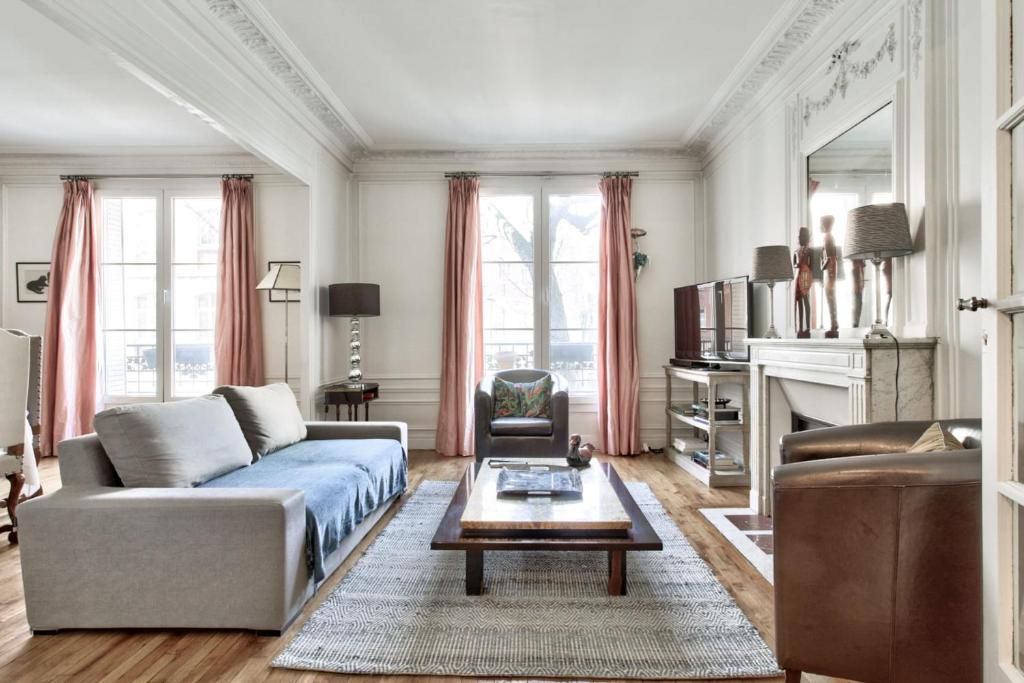 巴黎的住宿－Exceptional flat at the heart of Montmartre - Paris - Welkeys，客厅配有沙发和桌子
