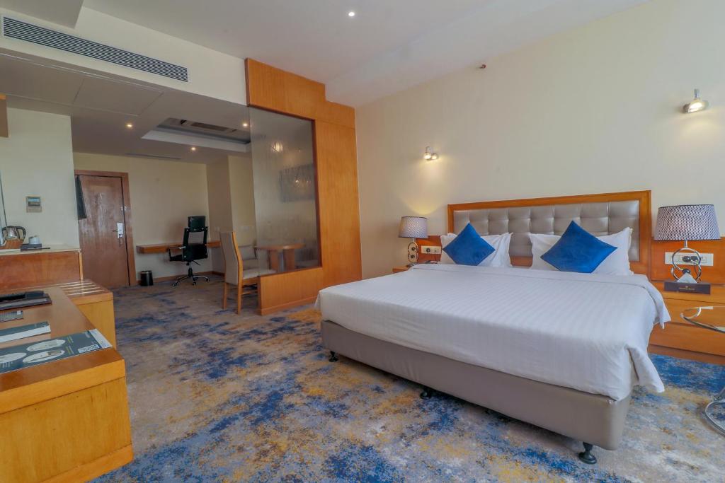 Postel nebo postele na pokoji v ubytování Golden Tulip Westlands Nairobi