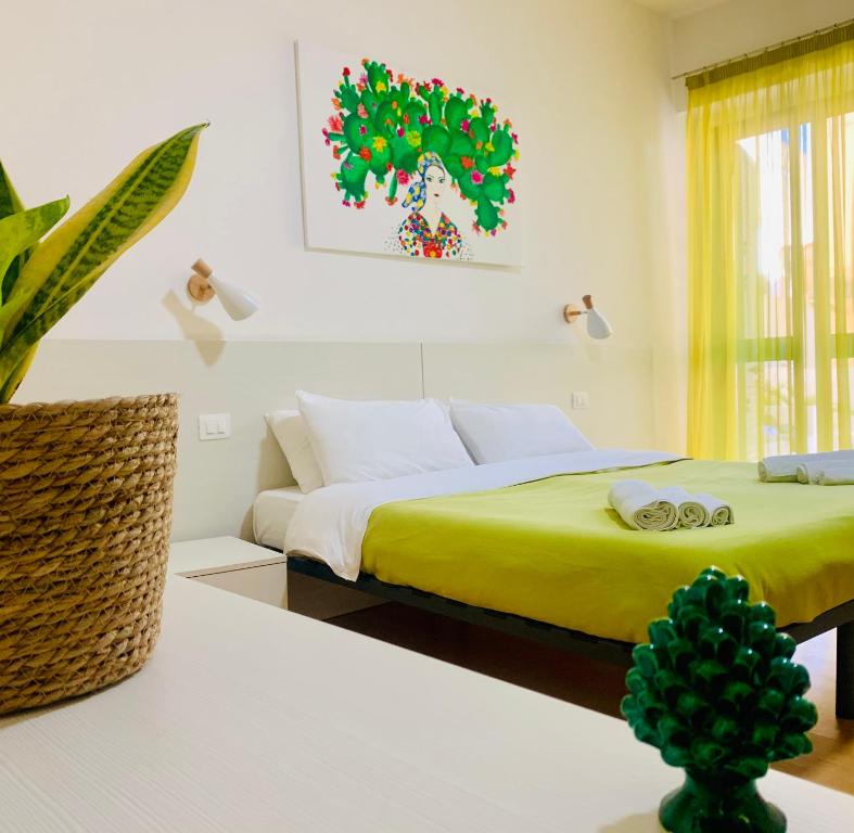 タオルミーナにあるBed and Breakfast Arco dei cappucciniのベッドルーム1室(ベッド1台、緑の毛布付)