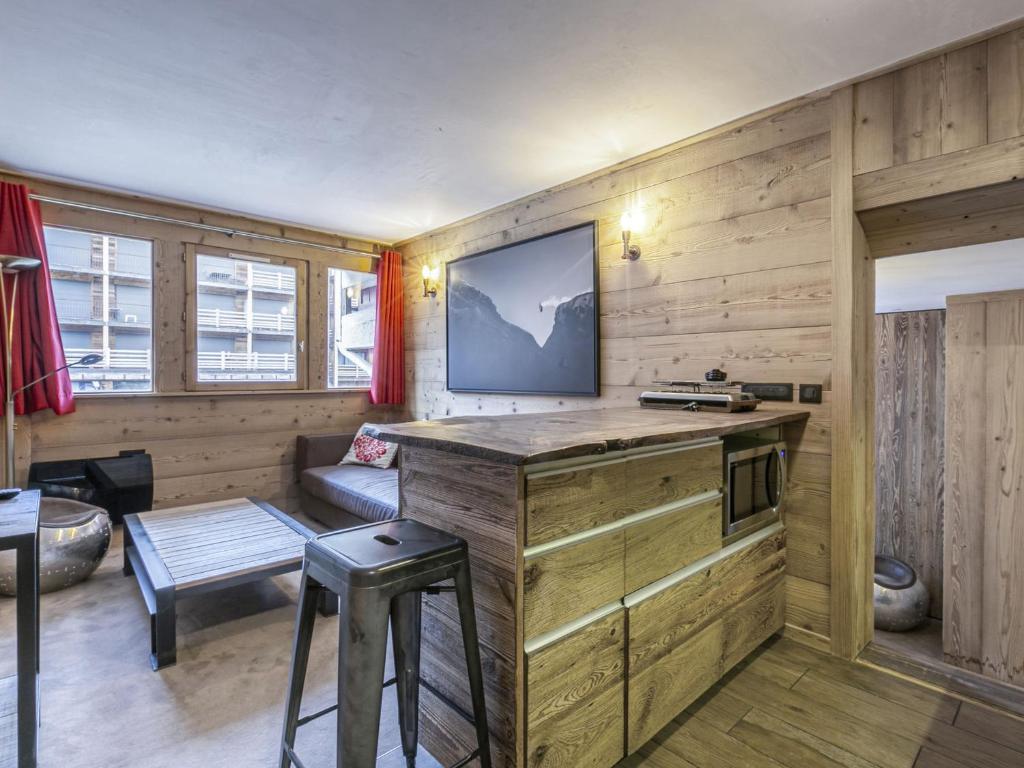a living room with a wooden wall with a television at Appartement Val-d'Isère, 3 pièces, 6 personnes - FR-1-519-31 in Val-d'Isère