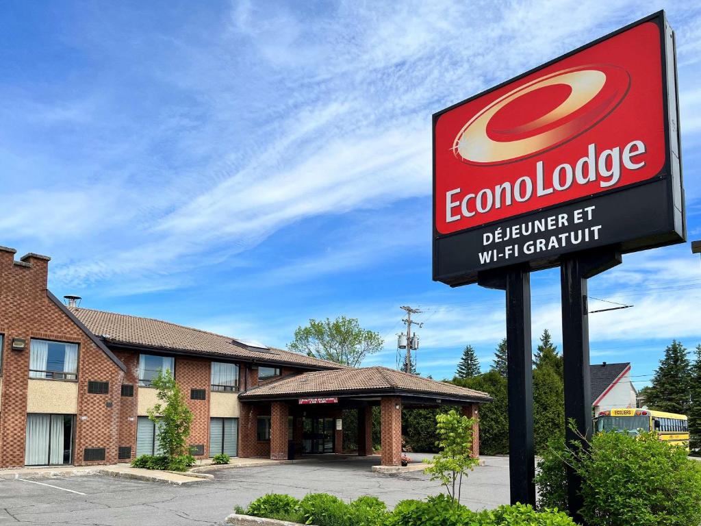 una señal frente a un edificio en Econo Lodge Airport Quebec en Quebec