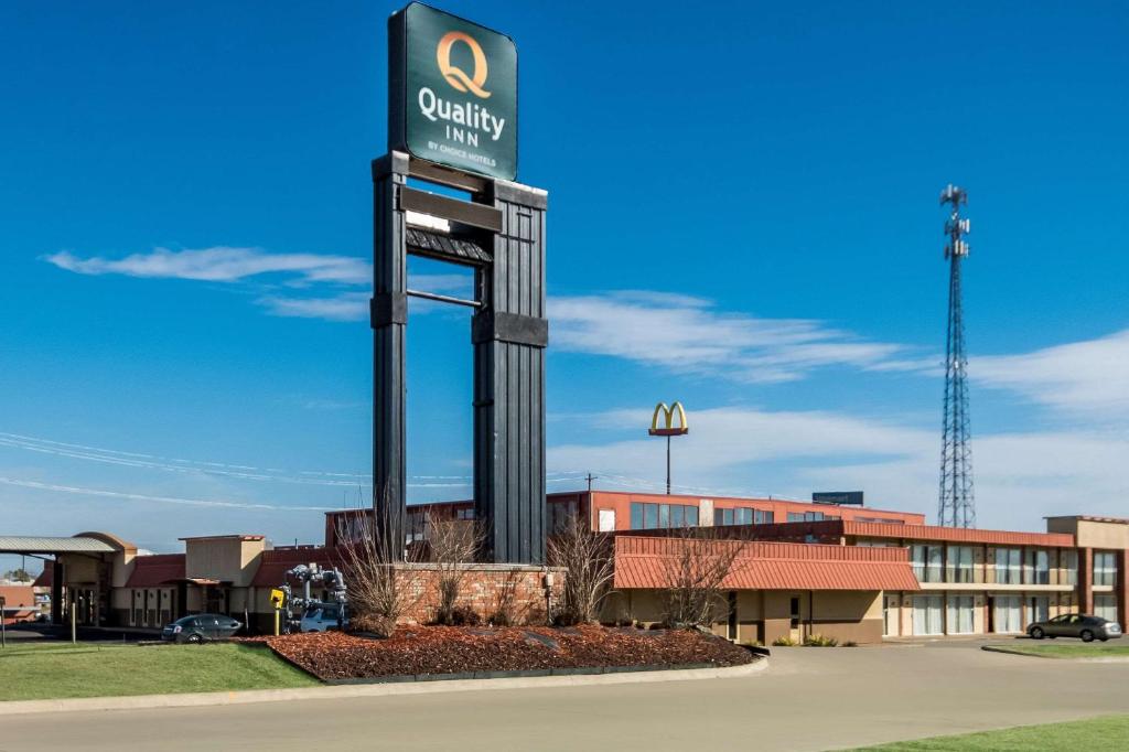 un cartello per un hotel di qualità di fronte a un edificio di Quality Inn a Chickasha