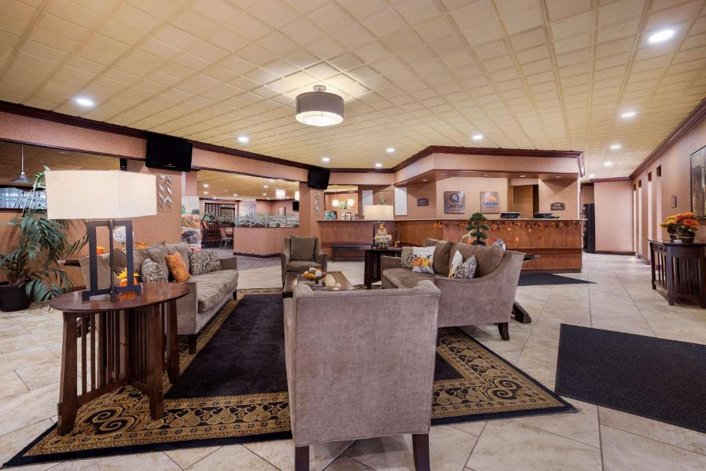 Kuchyň nebo kuchyňský kout v ubytování Quality Inn and Suites Fairgrounds - Syracuse
