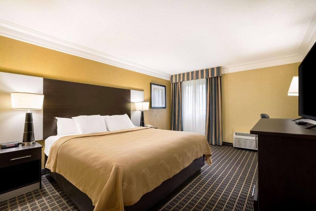 Postel nebo postele na pokoji v ubytování Quality Inn and Suites Fairgrounds - Syracuse