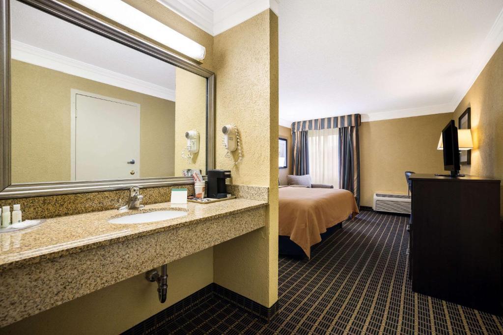 Postel nebo postele na pokoji v ubytování Quality Inn and Suites Fairgrounds - Syracuse