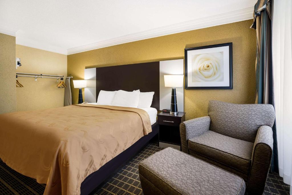 Postel nebo postele na pokoji v ubytování Quality Inn and Suites Fairgrounds - Syracuse