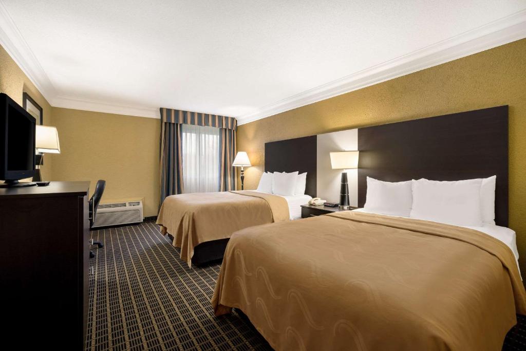 Postel nebo postele na pokoji v ubytování Quality Inn and Suites Fairgrounds - Syracuse