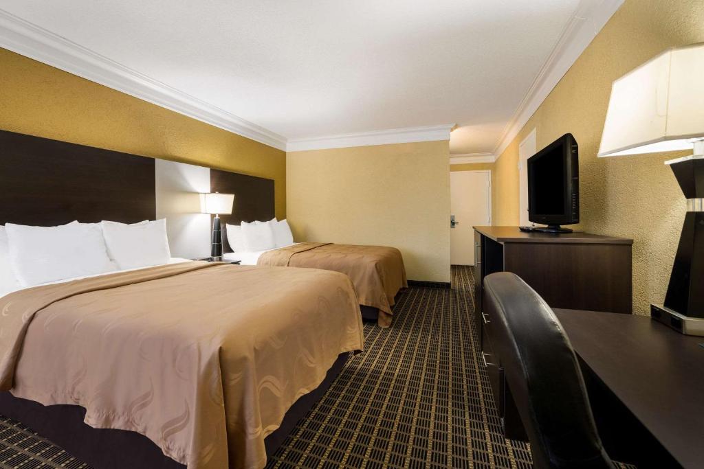 Postel nebo postele na pokoji v ubytování Quality Inn and Suites Fairgrounds - Syracuse