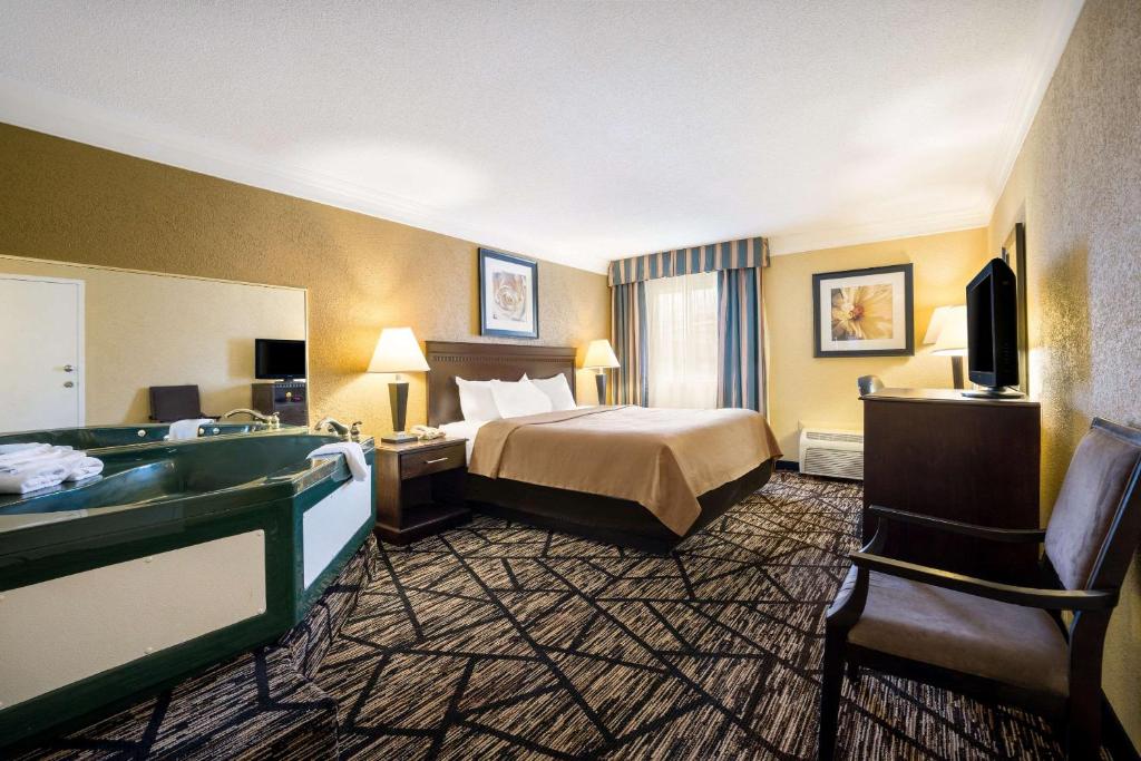 Postel nebo postele na pokoji v ubytování Quality Inn and Suites Fairgrounds - Syracuse