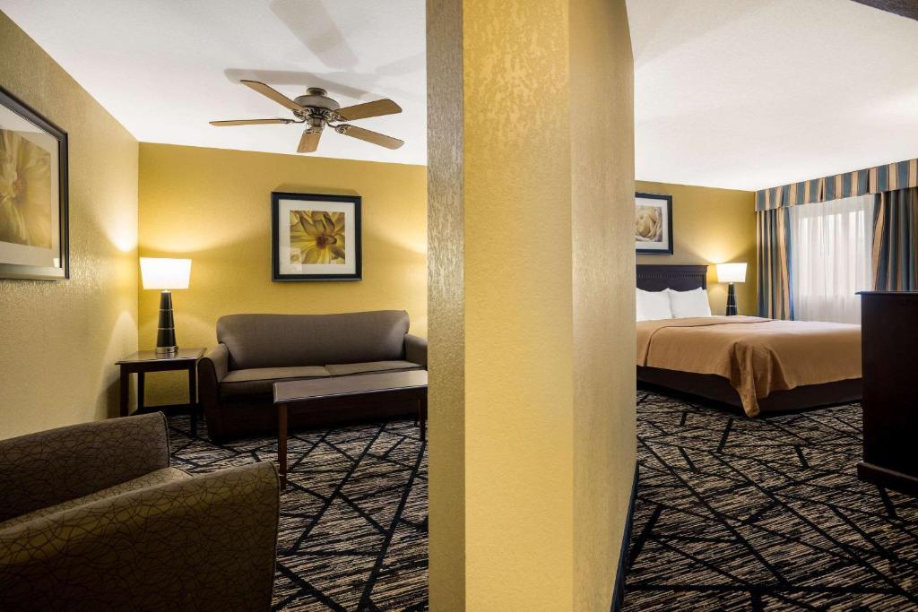 Postel nebo postele na pokoji v ubytování Quality Inn and Suites Fairgrounds - Syracuse
