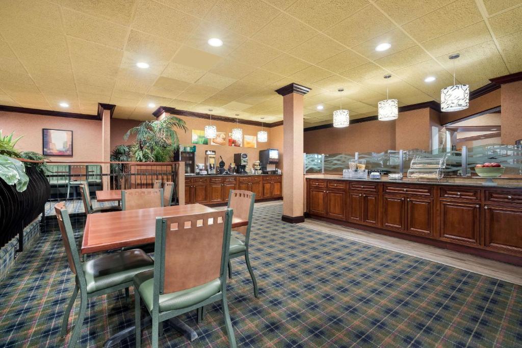 Restaurace v ubytování Quality Inn and Suites Fairgrounds - Syracuse