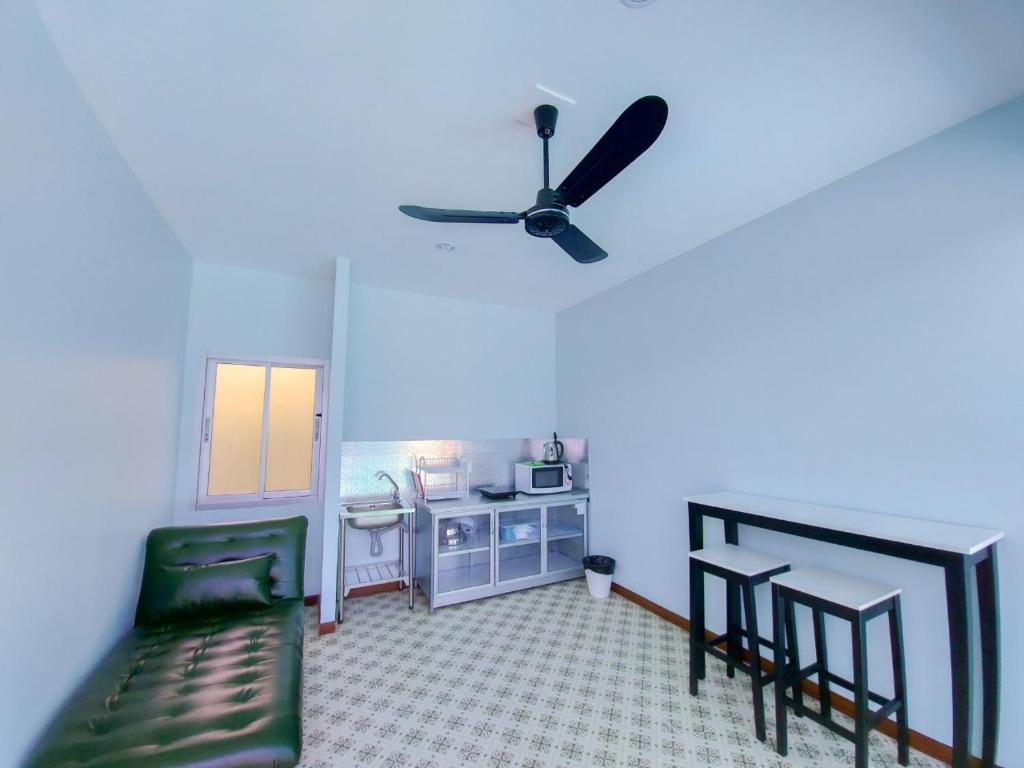 RadHut - Deluxe Double Or Twin Room With Pool View