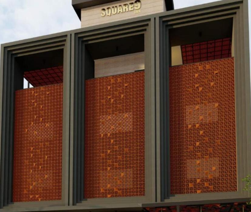 un edificio de ladrillo rojo con dos ventanas. en Square9 - A Boutique Hotel, en Gurgaon