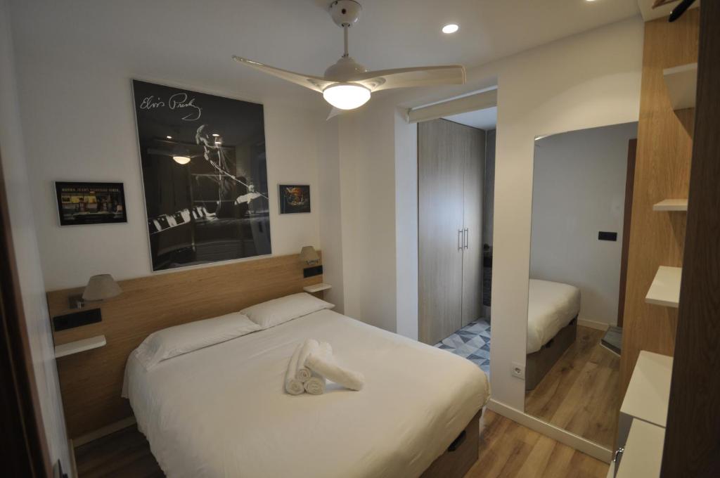 a bedroom with a bed with a pair of shoes on it at Alojamiento vacacional el Vinagrillo con párking cubierto incluido in Cartagena