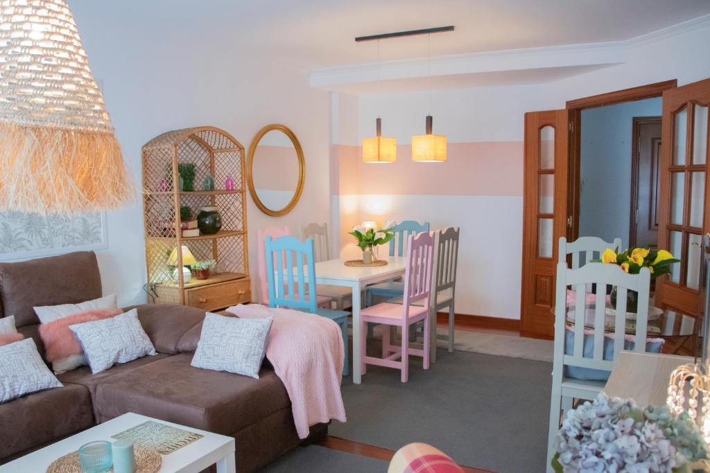 sala de estar con sofá, mesa y sillas en Luxury Singular Apartments en Santiago de Compostela