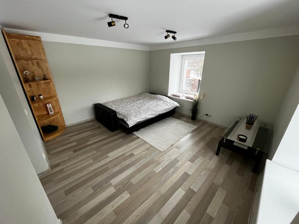 Katil atau katil-katil dalam bilik di Krīvi