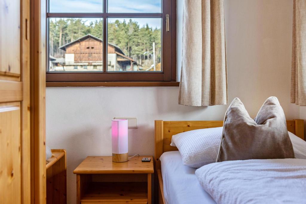 Postel nebo postele na pokoji v ubytování Alpin Farm Birke - Oberweidacherhof