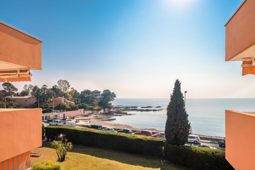 een uitzicht op de oceaan vanuit een gebouw bij Apartment Boulouris in Saint-Raphaël