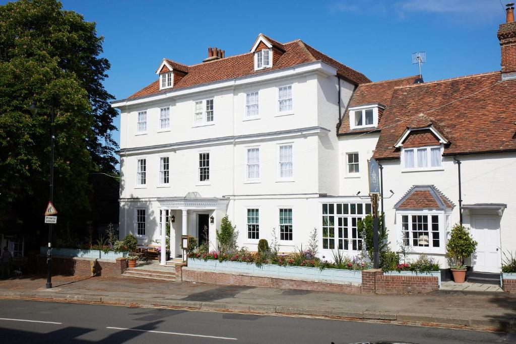 een wit huis met een rood dak bij The Georgian, Haslemere, Surrey in Haslemere