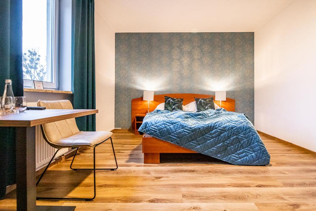 Un dormitorio con una cama con dos gatos. en Hotel Zielonki, en Zielonki