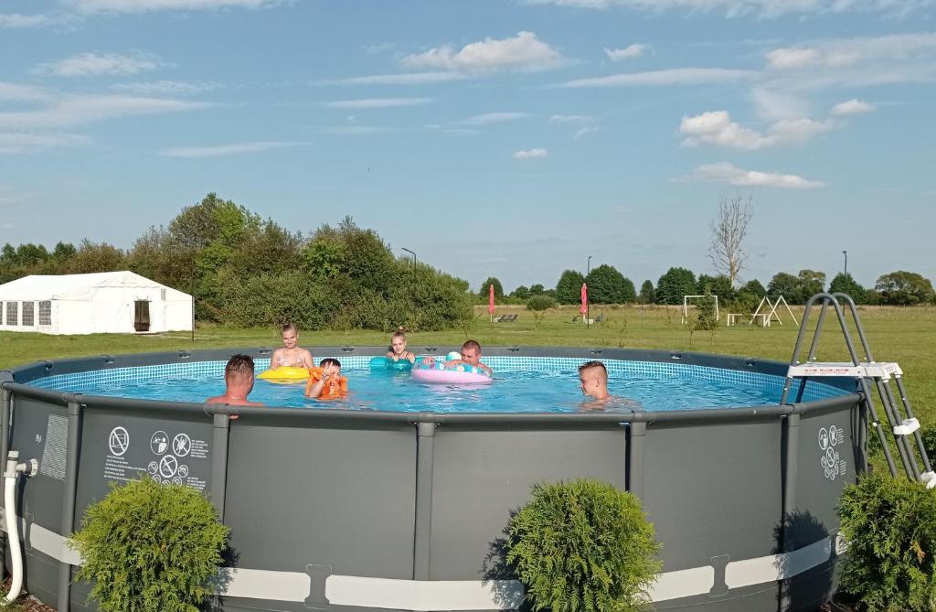 un grupo de personas en una piscina en Strefa Kampinos, en Brochów