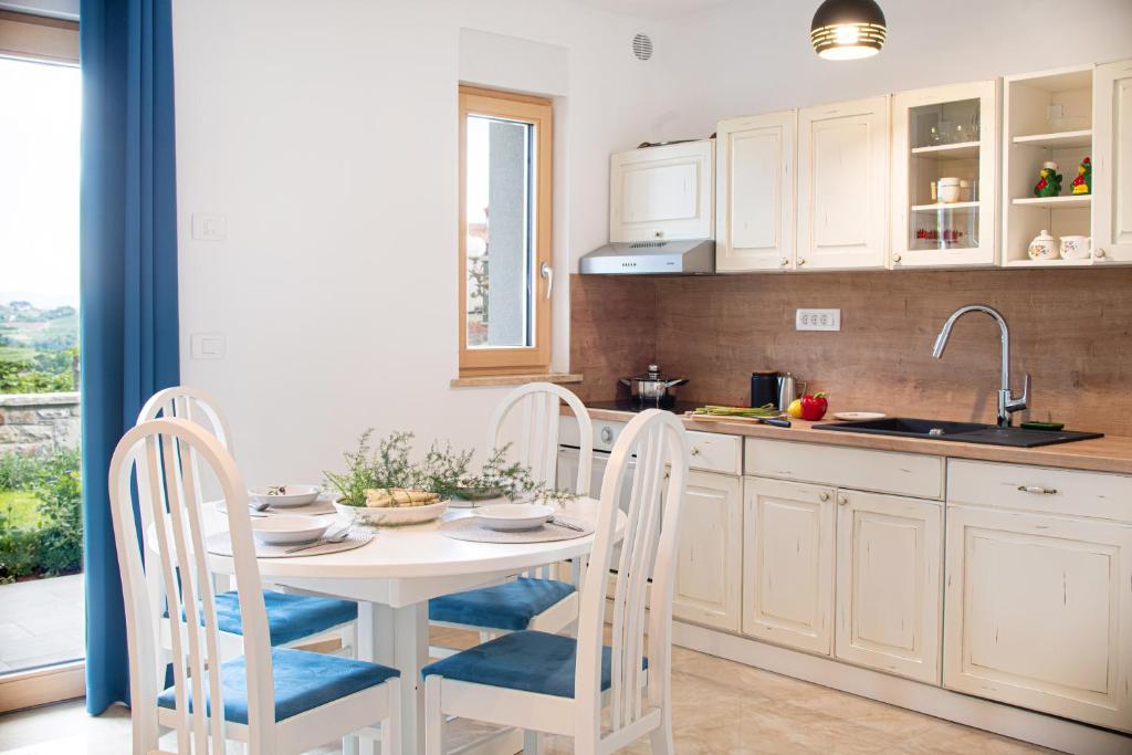 una cucina con tavolo, sedie e lavandino di Villa Azul a Kojsko