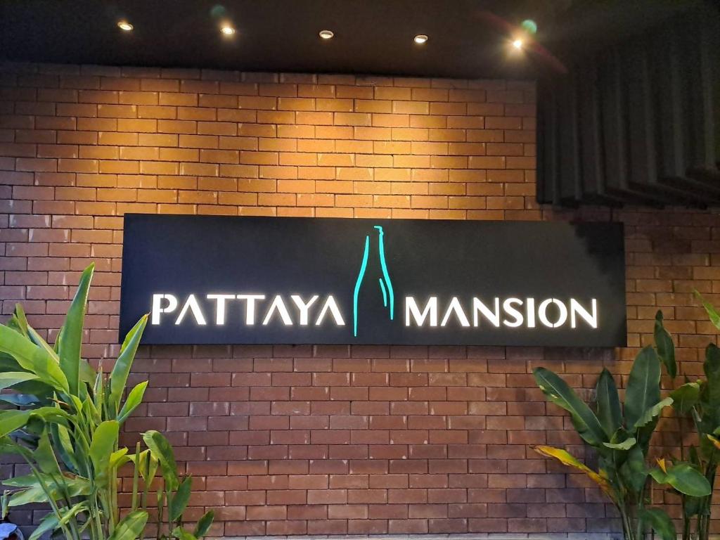 Un cartello su un muro di mattoni che legge patriarca-natalizio. di PM Lake Mabprachan Pattaya a Ban Pong