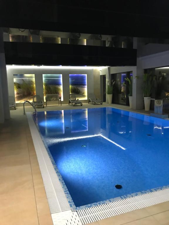 Bazén v ubytovaní Apartament Kołobrzeg Resort alebo v jeho blízkosti