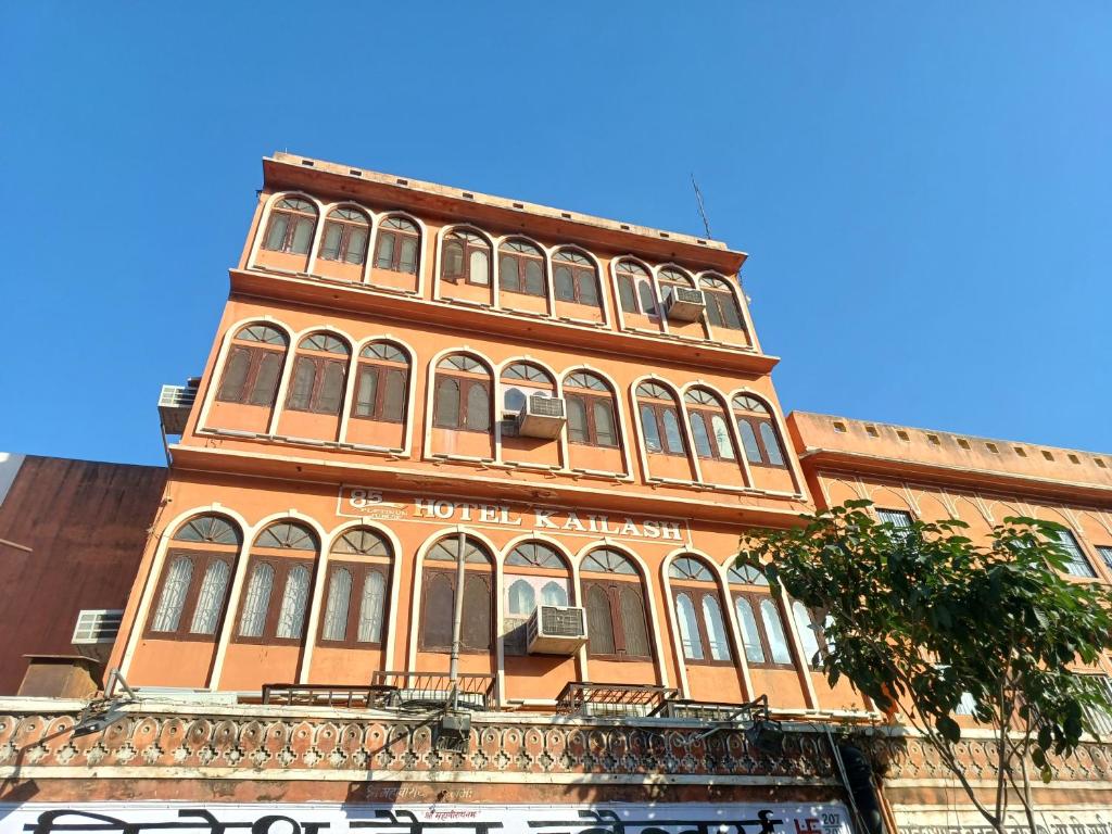 un edificio alto con muchas ventanas en Kailash Hotel, en Jaipur