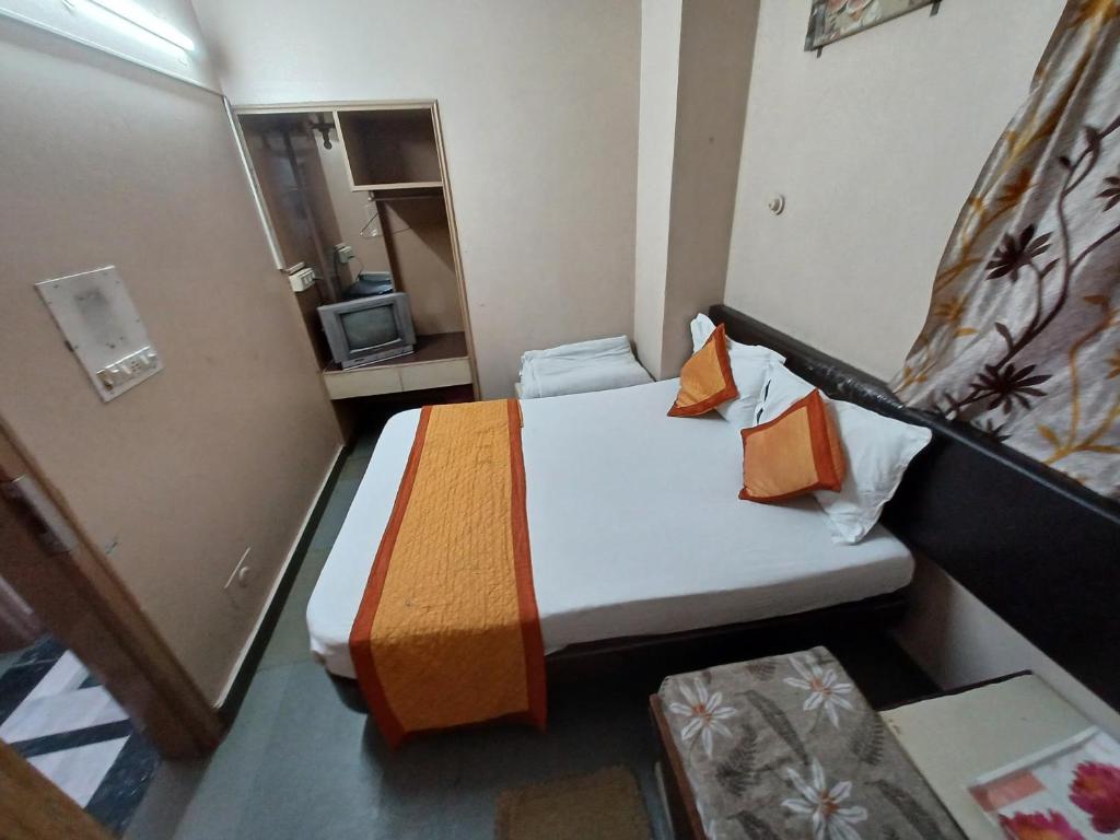 Postel nebo postele na pokoji v ubytování Kailash Hotel