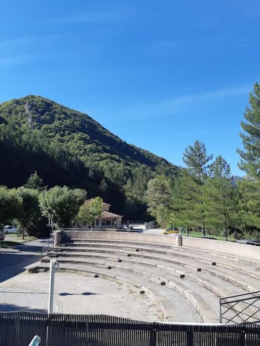 an empty amphitheater with a mountain in the background at T2 au cœur de la nature de Digne in Digne-les-Bains