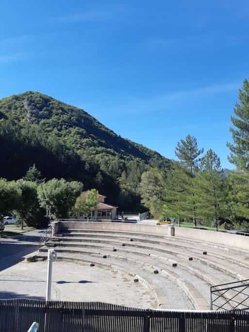 un amphithéâtre vide avec une montagne en arrière-plan dans l'établissement T2 au cœur de la nature de Digne, à Digne-Les-Bains