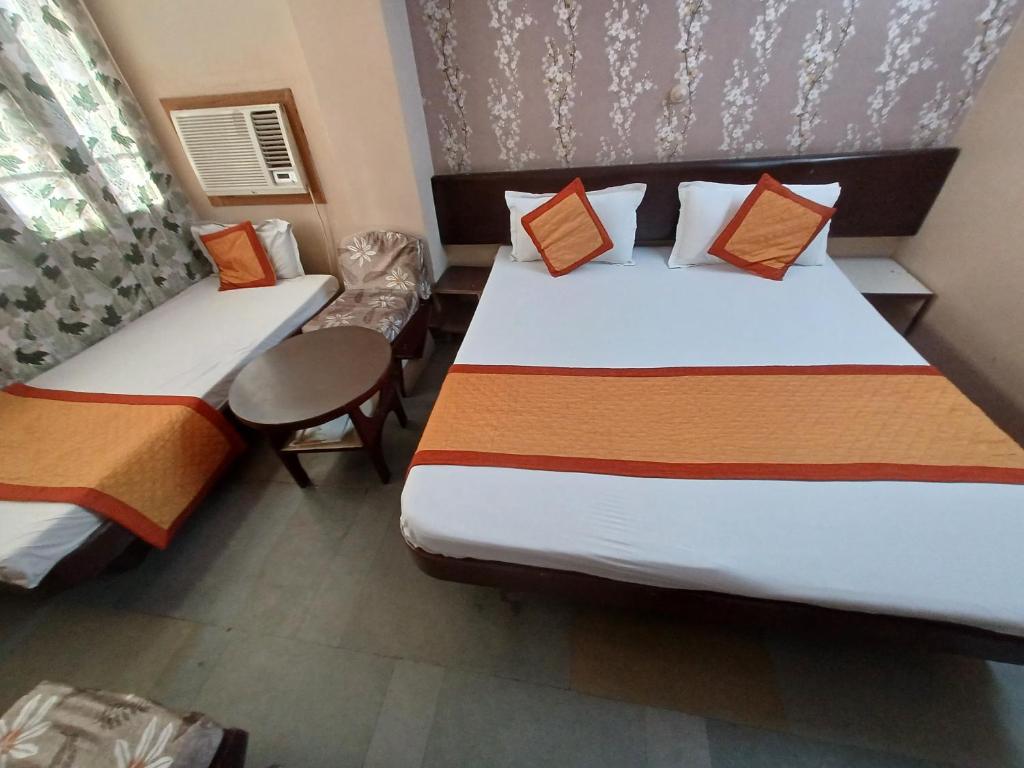 Postel nebo postele na pokoji v ubytování Kailash Hotel