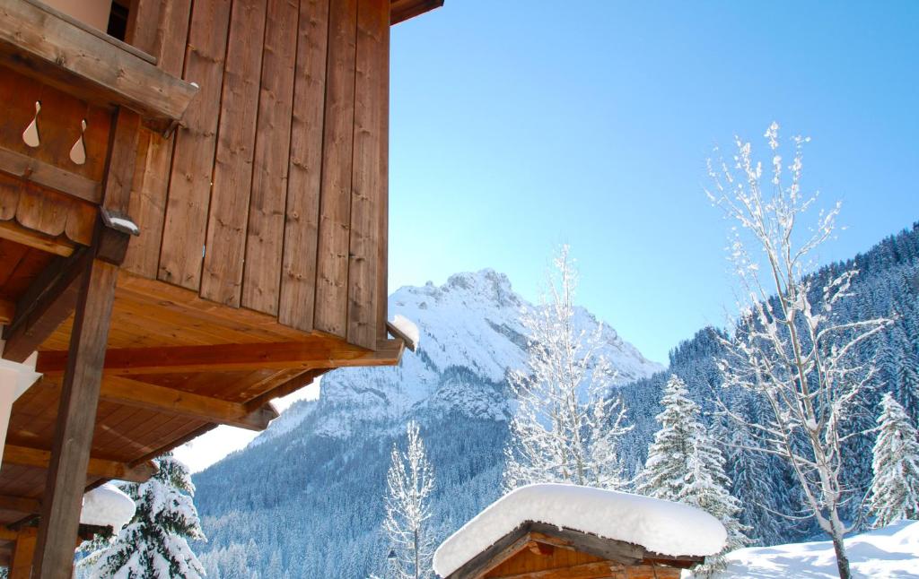 カナツェーイにあるResidence Cirelle Suite & Spaの雪上のキャビンから山々の景色を望めます。