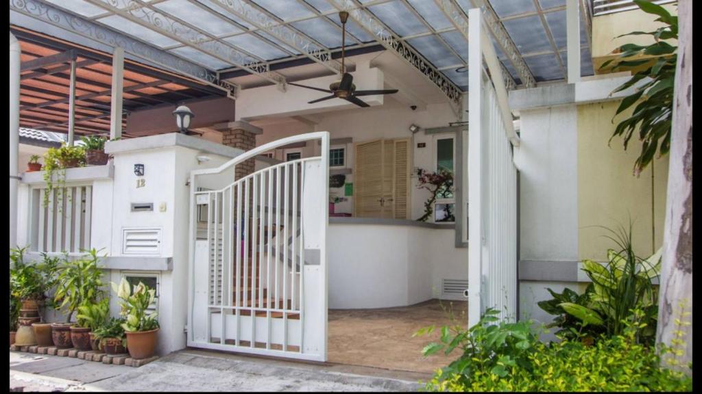 een witte poort van een huis met een plafond bij Nautilus Bay Home Inn in George Town