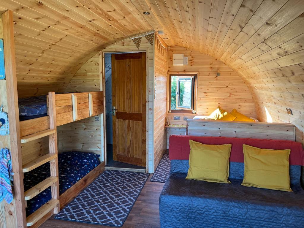 سرير أو أسرّة في غرفة في Manor Farm Stay