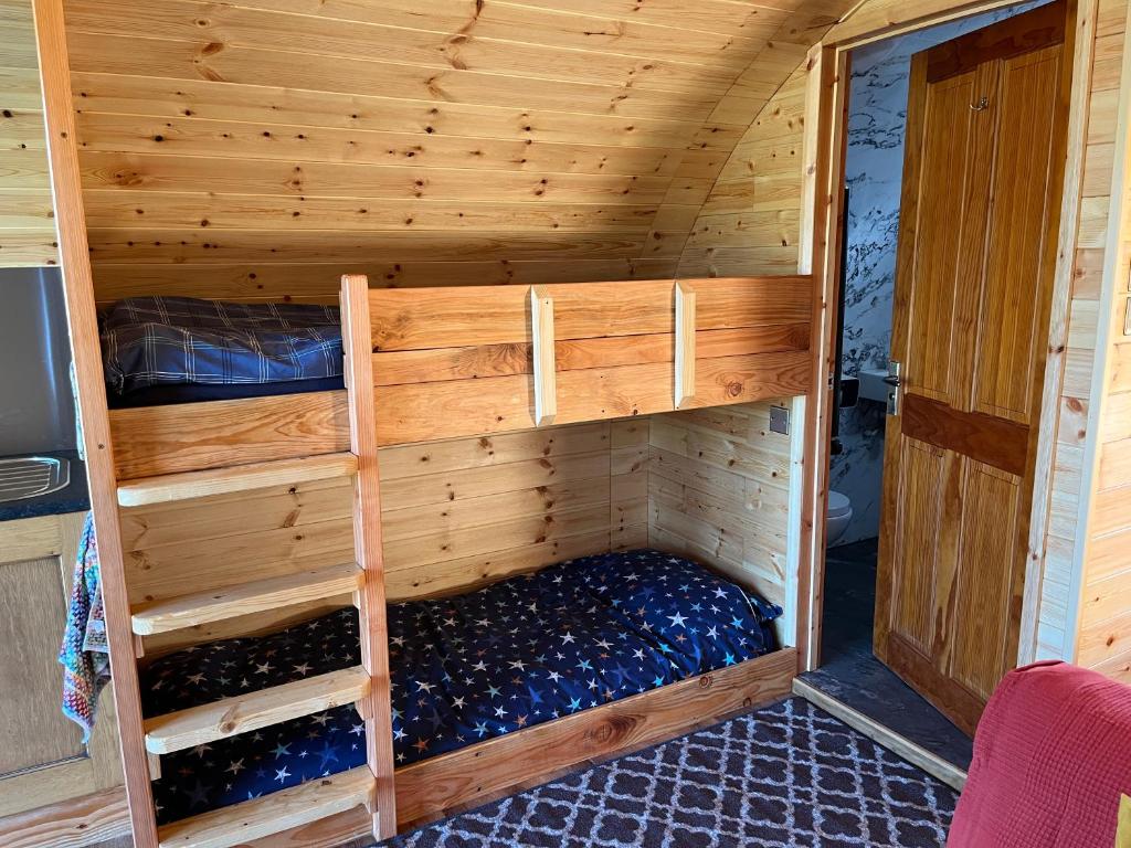 سرير بطابقين أو أسرّة بطابقين في غرفة في Manor Farm Stay